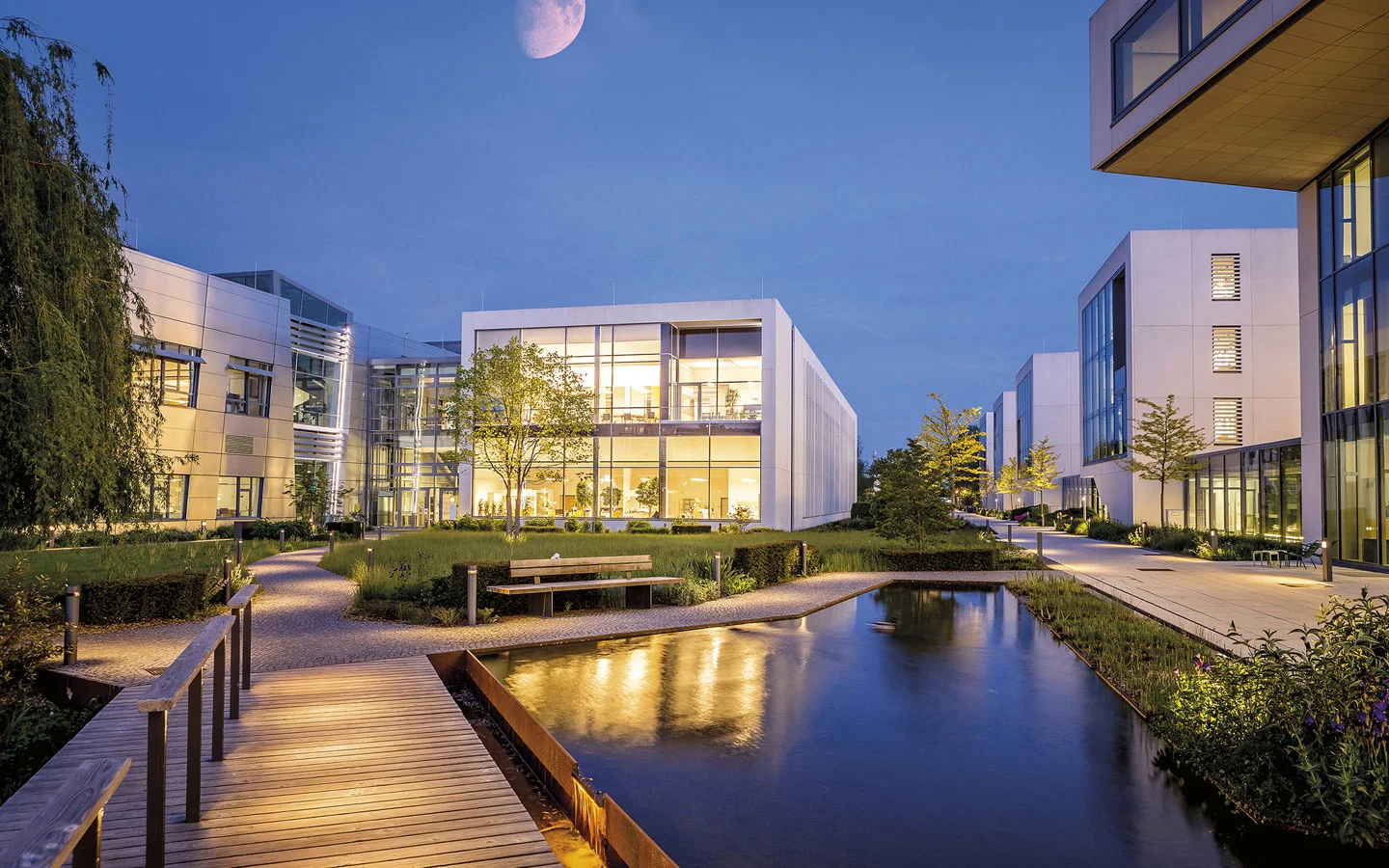 E-CHECK - Blick auf einige beleuchtete Gebäude am Abend &middot; W.S. Elektro